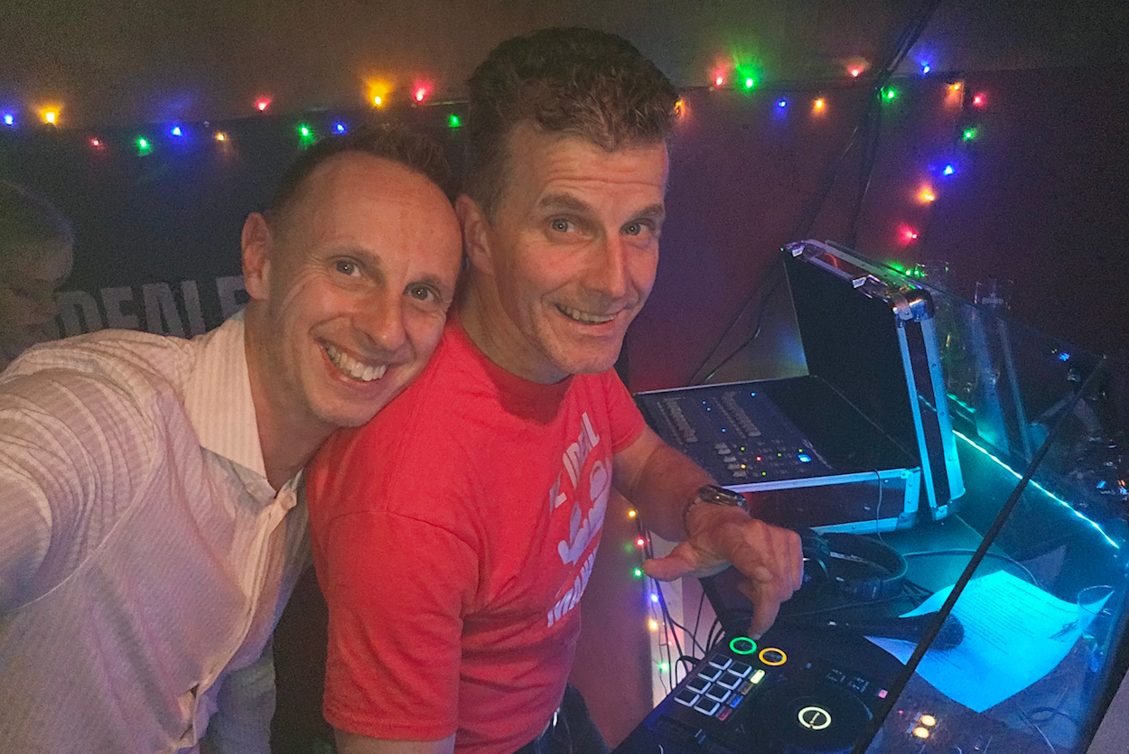 Fees DJ set dansvloer publiek